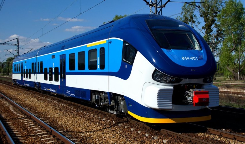 Link. Rekin, który podbija Niemcy. Z powodu kształtu kabiny nazywany rekinem. Ten spalinowy zespół trakcyjny od dwóch lat jest przebojem eksportowym bydgoskiego producenta. We wrześniu 2012 r. Eksportowa przygoda zaczęła się w Czechach w 2011 r., kiedy państwowe České Dráhy zamówiły 31 pojazdów tego typu (na tamtym rynku są nazywane Regio Shark). Linki kupił tez m.in. bawarski przewoźnik Regentalbahn. Ten sukces to efekt znalezienia przez Pesę niszy spalinowych szynobusów, którą zlekceważyła tzw. wielka trójka ABS (Alstom, Bombardier, Siemens). W Polsce Pesa dostarcza pojazdy dla województwa zachodnipomorskiego i lubuskiego. Fot. Link dla Czech, Pesa.