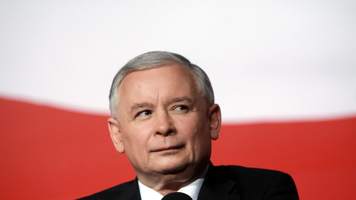 - Rada Polityczna PiS przyjęła dzisiaj uchwałę, w sprawie zagrożeń dla polskiej demokracji - poinformował prezes PiS Jarosław Kaczyński. Zagrożenia te - tłumaczył - polegają m.in. na atakach partii rządządzej na środowiska, które poparły PiS w wyborach prezydenckich.