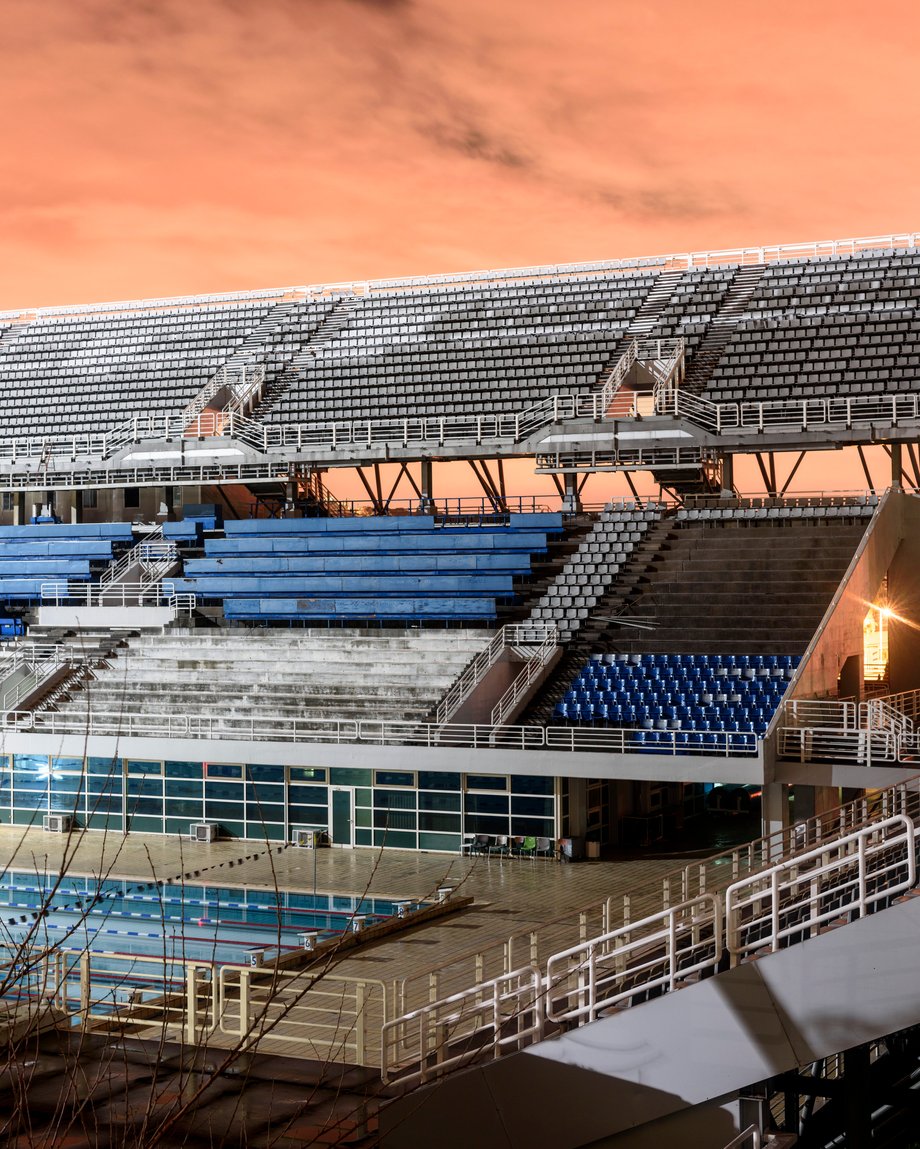 Basen olimpijski jest wciąż używany, zdjęcie z marca 2015 r.