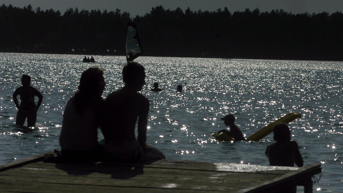 Łódź ze specjalnie przeszklonym dnem umożliwiającym oglądanie podwodnego życia jeziora trafiła we wtorek na Wigry (Podlaskie). Wigierski Park Narodowy zakupił jednostkę za 150 tysięcy zł.