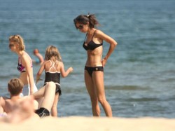 Waga poniżej normy? Skrajnie szczupła Marta Kaczyńska na plaży