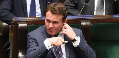 Kontrowersyjny poseł miał nie pobierać pensji. Jest inaczej