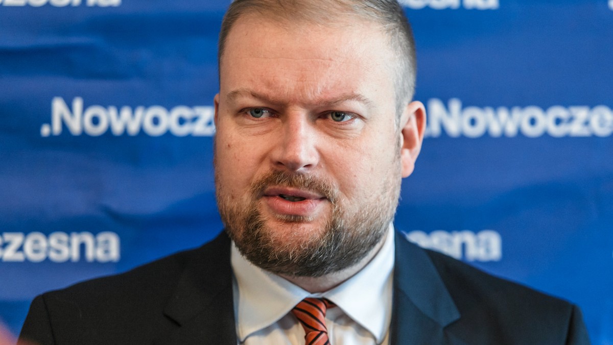 Przeprosić mogę jedynie wyborców i sympatyków Nowoczesnej, wraz z partnerami z Koalicji Obywatelskiej za zdradę naszej formacji przez JSW i podlizywanie się Jakiemu, czyli PiS - napisał na Twitterze Witold Zembaczyński. Poseł Nowoczesnej odpowiedział w ten sposób Joannie Scheuring-Wielgus, która stwierdziła, że Zembaczyński powinien przeprosić Jakiego za nazwanie go "barachłem".