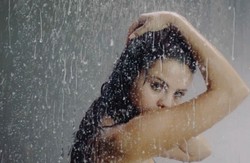 Selena Gomez kusi pod prysznicem [FOTO, WIDEO]