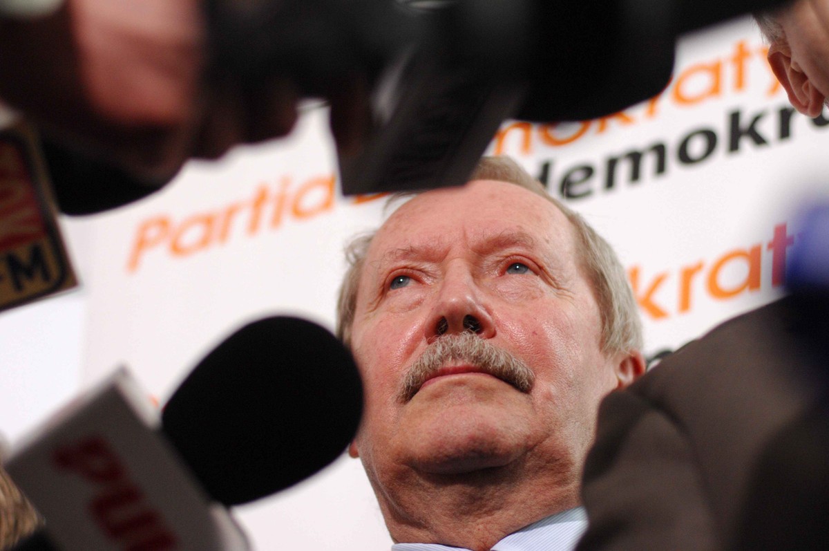 Janusz Onyszkiewicz od poniedziałku będzie radcą Ministra Obrony Narodowej. Fot. PAP