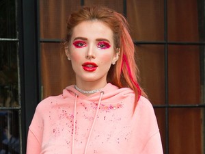 Mellalj villantó hülyepulcsiban sokkolt Bella Thorne