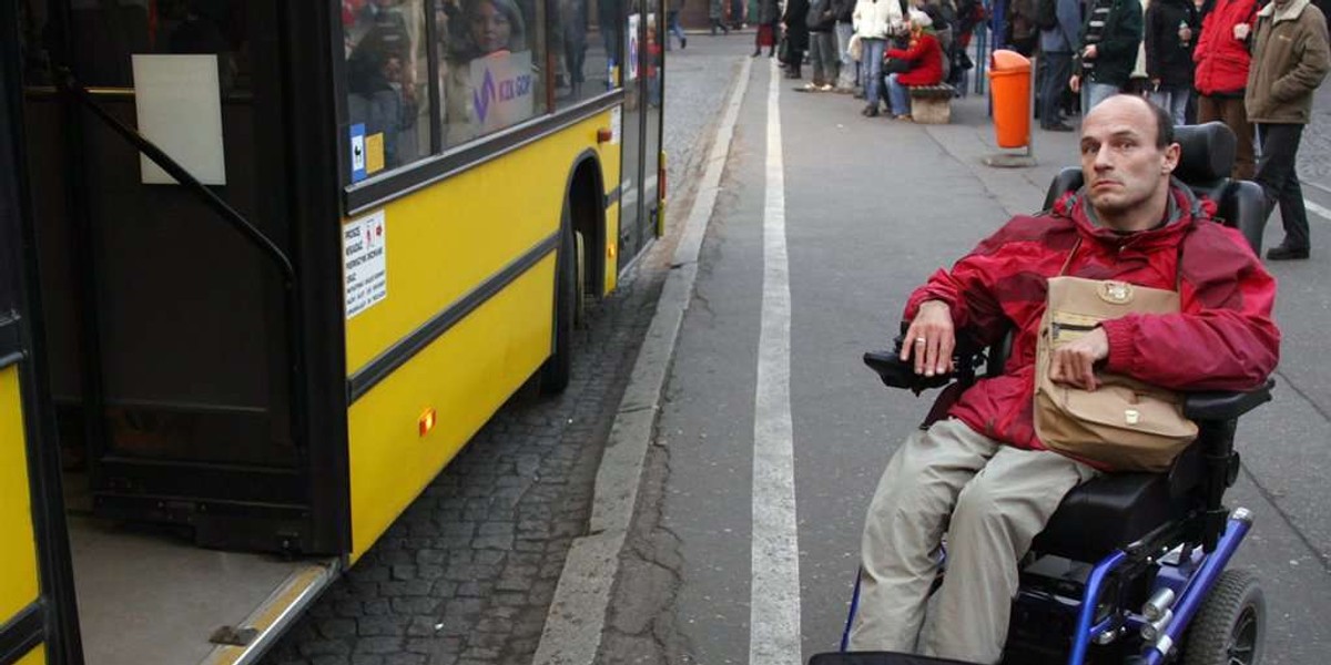 Inwalidzi nie mogą wjechac do autobusu