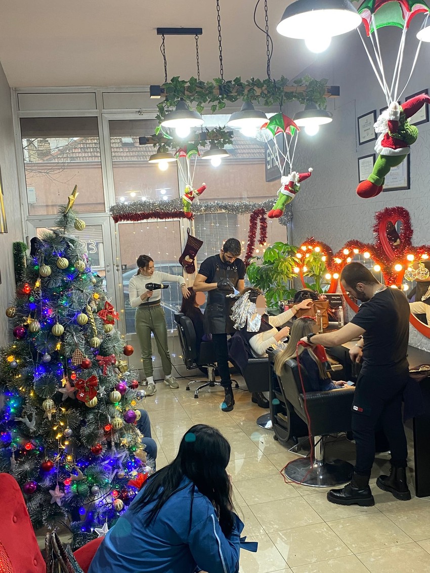 Elma, Baran i Džengiz u salonu sa mušterijama