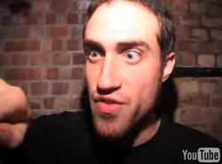 Posłuchaj chodzącej szafy grającej