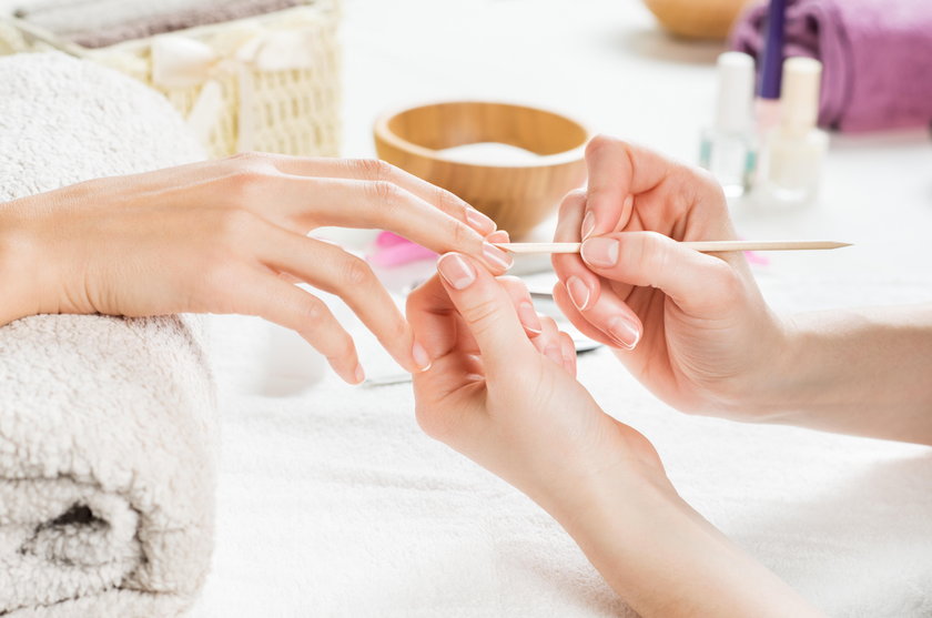 Większość kobiet robi sobie ten manicure. To może być poważne zagrożenie dla zdrowia. Dermatolodzy ostrzegają!