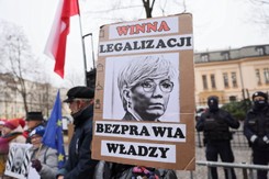 'Co macie do ukrycia?', 'Manowska wiedzie prawo na manowce'. Protest przed siedzibą TK [ZDJĘCIA]
