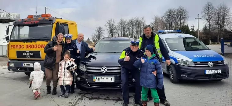 Ukrainka wjechała autem do rowu. Pomogli jej policjanci, laweciarz i mechanik