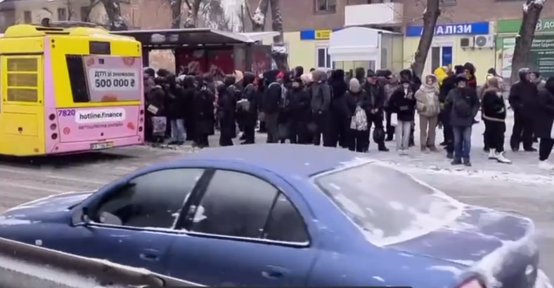 Ludzie na przystankach w Kijowie