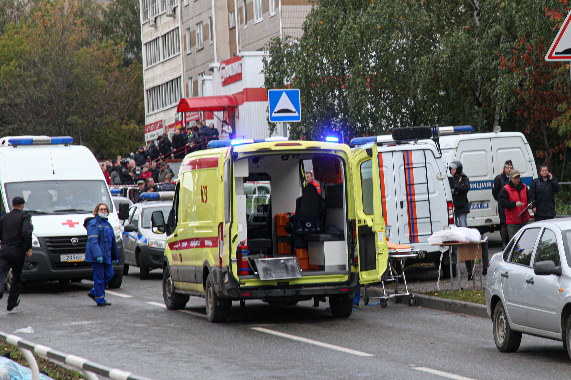 Streľba v škole si vyžiadala najmenej deväť obetí na životoch.