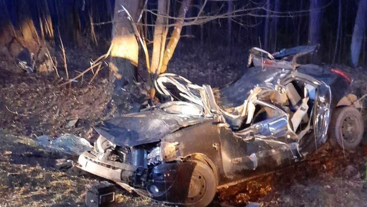 Tragiczny wypadek. Auto zostało zmiażdżone, nastolatkowie zginęli na miejscu