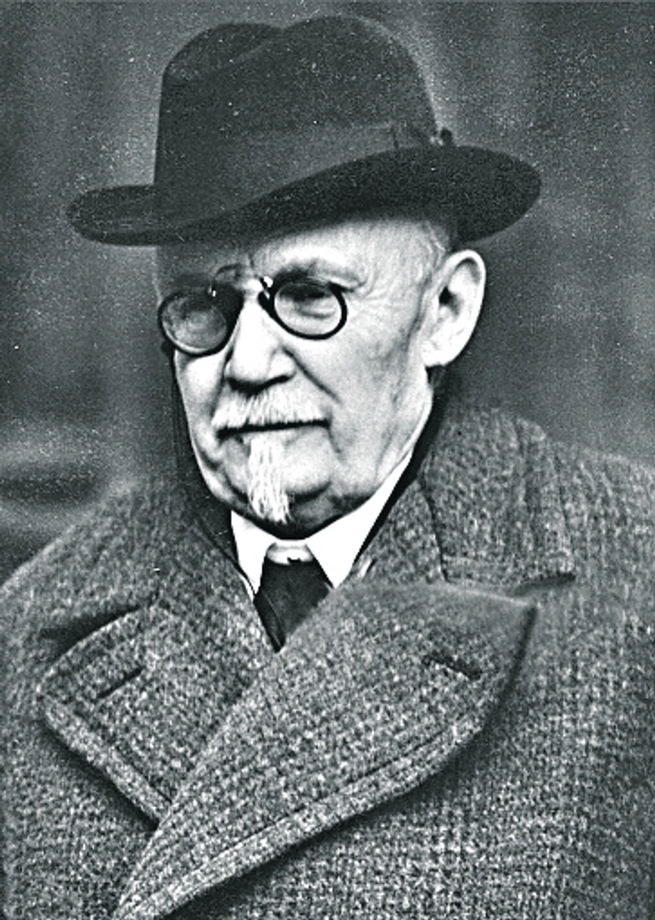 Slobodan Jovanović je Gimnaziju završio u Beogradu, a potom se školovao u Minhenu, Cirihu, Ženevi i Parizu.