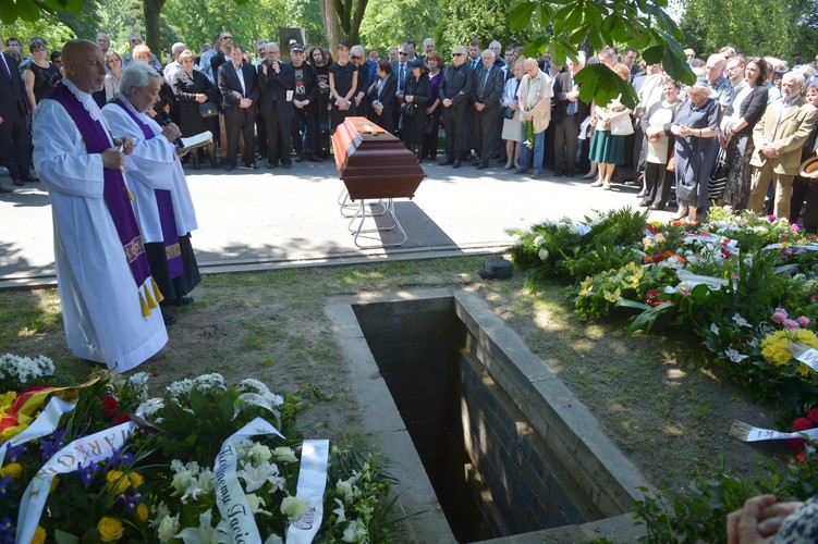 Pisarz Marek Nowakowski spoczął na Cmentarzu Wojskowym na Powązkach