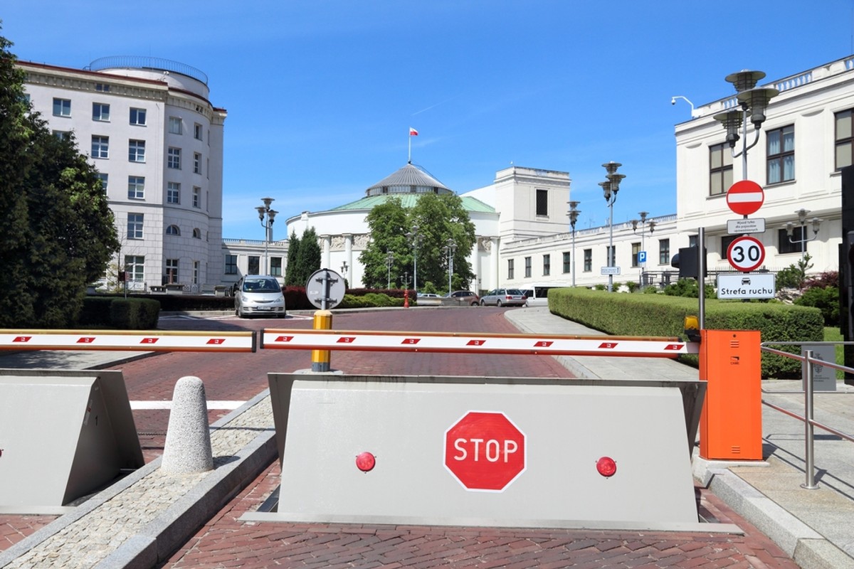 Protest KOD pod siedzibą Sejmu przeciw zmianom w sądownictwie