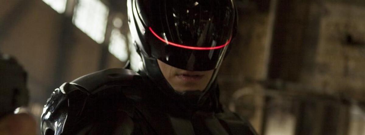 "Robocop" Columbia Pictures postanowiła nakręcić nową wersję popularnego tytułu z lat 80. Obraz Paula Verhoevena został doceniony przez widzów, jak i specjalistów z branży (otrzymał nominacje do dwóch Oscarów w technicznych kategoriach). Przed reżyserem José Padilhą stoi więc bardzo trudne zadanie. W powtórzeniu sukcesu oryginalnego "Robocopa" na pewno pomoże zaangażowanie Michaela Keatona i Gary'ego Oldmana, którzy będą partnerować Joelowi Kinnamanowi.