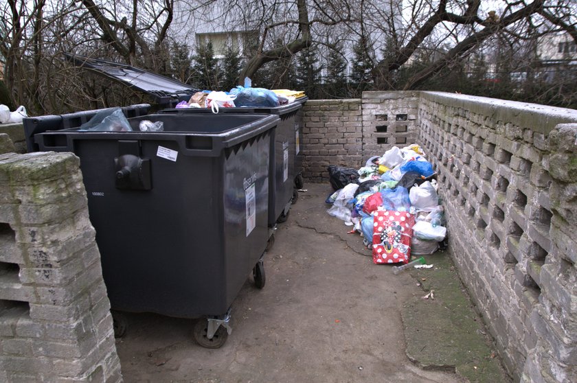 Więcej śmieciarek odbiera w Poznaniu zalegające odpady