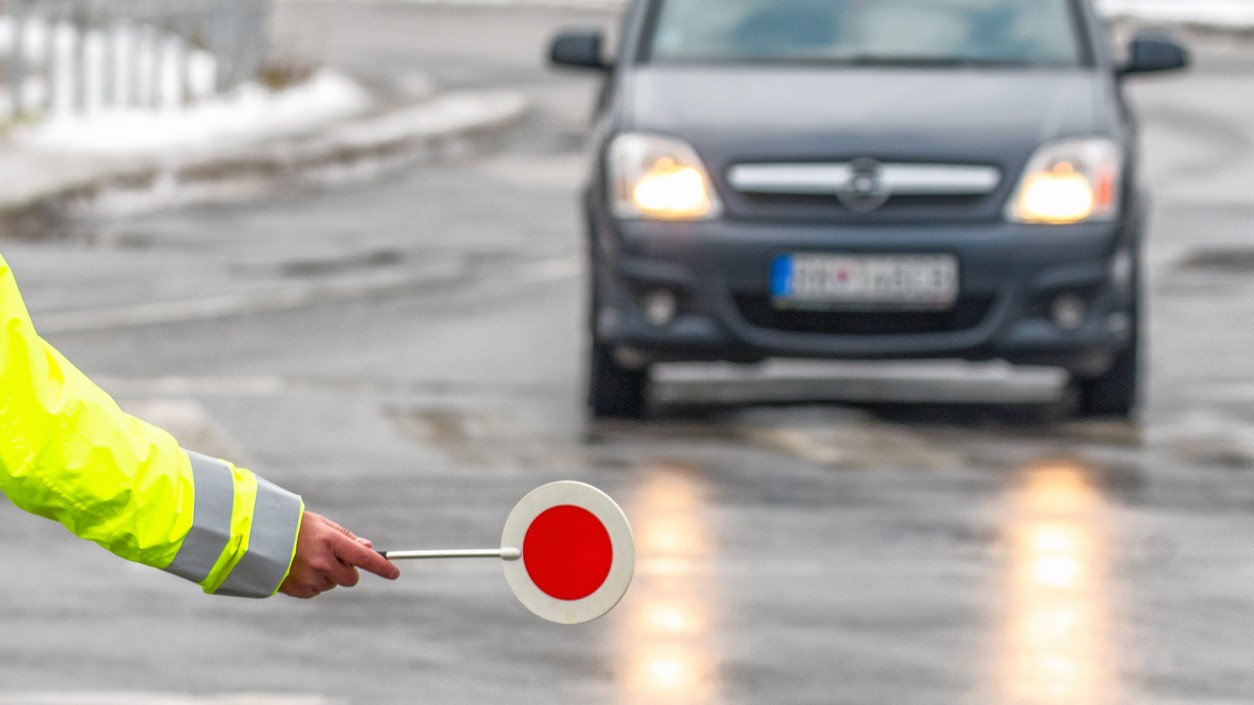 Poľský policajt kontroluje vodičský preukaz na diaľnici. Od 30. marca 2026 musí zadržať doklad za drift priamo na mieste. 