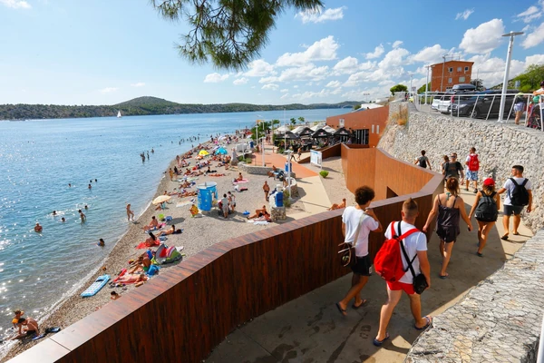 Gorela plaža zbog SVAĐE SVEKRVE I SNAJE: "NEĆEŠ TI MENI DA PRIČAŠ KADA ĆU DA RAĐAM", samo što se nisu počupale: Ovo PITANJE izazvalo HAOS, ljudi se čudili šta vide i čuju 