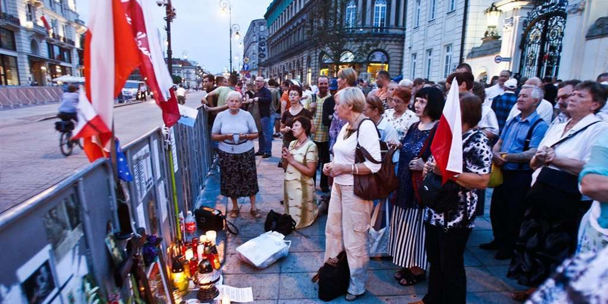 Urna z ziemią katyńską w śmietniku! Kto ją tam wrzucił?