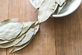 Stavite LOVOROV LIST pod tepih danas i ZAHVALITE NAM SUTRA: Preko noći NESTAJE PROBLEM koji ne mogu da reše ni najskuplja sredstva za čišćenje