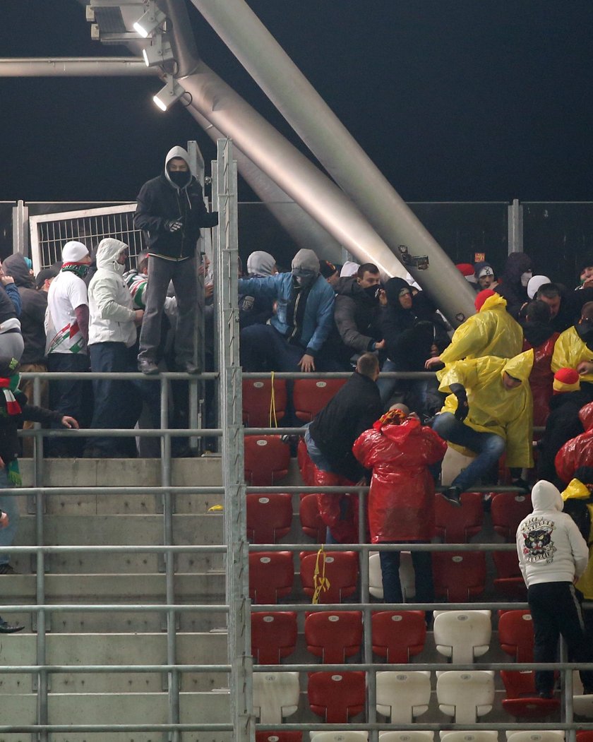 Legia zamyka trybunę!