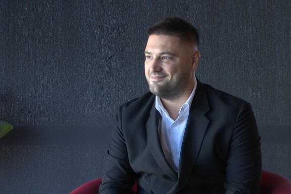 "OPUSTIO SE TOTALNO" Voditeljka RASKRINKALA Ljubu Perućicu pred kamerama: Pevač priznao s čim muku muči, a onda iznenadio onim što je URADIO UROŠU ŽIVKOVIĆU