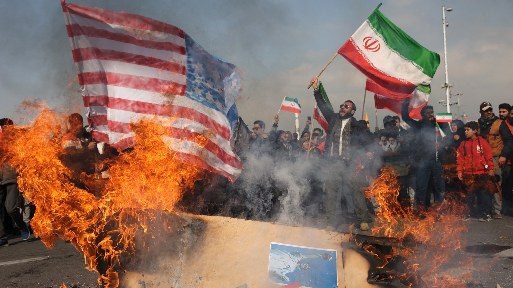 Iránci pália americkú vlajku počas 46. výročia islamskej revolúcie v Teheráne, Irán, Majid Asgaripour/WANA REUTERS