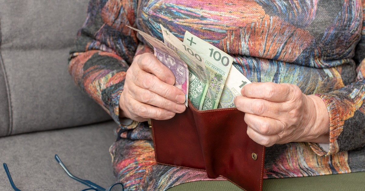 ZUS dopisze 364,59 zł do emerytury. Nowa kwota dodatku pielęgnacyjnego dla osób 75+ od 1 marca 2026