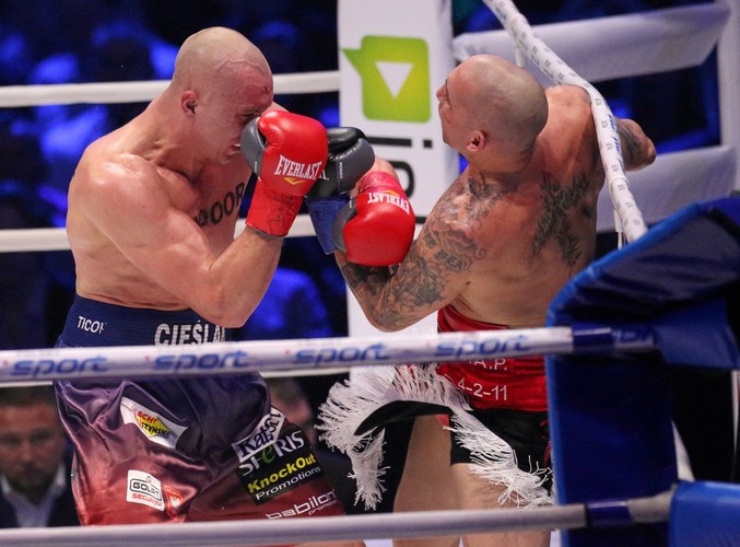 Michał Cieślak (L) i Portorykańczyk Francisco Palacios (P) podczas walki w wadze junior ciężkiej, w trakcie gali bokserskiej Polsat Boxing Night