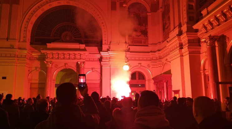 Fantasztikus hangulatot csináltak a Keletiben a fradisták /Fotó: Blikk