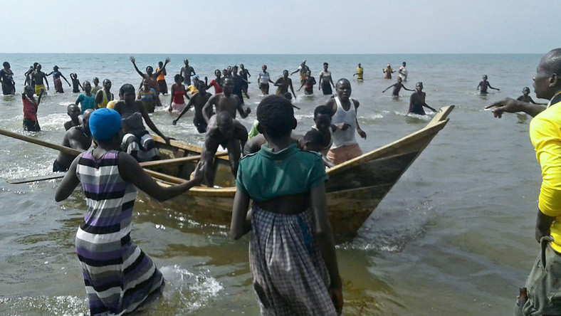Co najmniej 30 osób, w tym piłkarze i kibice drużyny z regionu Buliisa, poniosło śmierć w wyniku zatonięcia łodzi na Jeziorze Alberta w Ugandzie. Na pokładzie było 45 osób. Zdaniem policji do wypadku doszło, gdy większość z nich znalazła się po tej samej stronie.