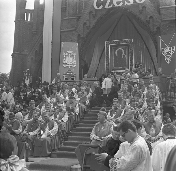 22 maja 1966 r. Msza w Piekarach Śląskich z udziałem prymasa Stefana Wyszyńskiego. Na ołtarzu obraz Matki Boskiej Częstochowskiej