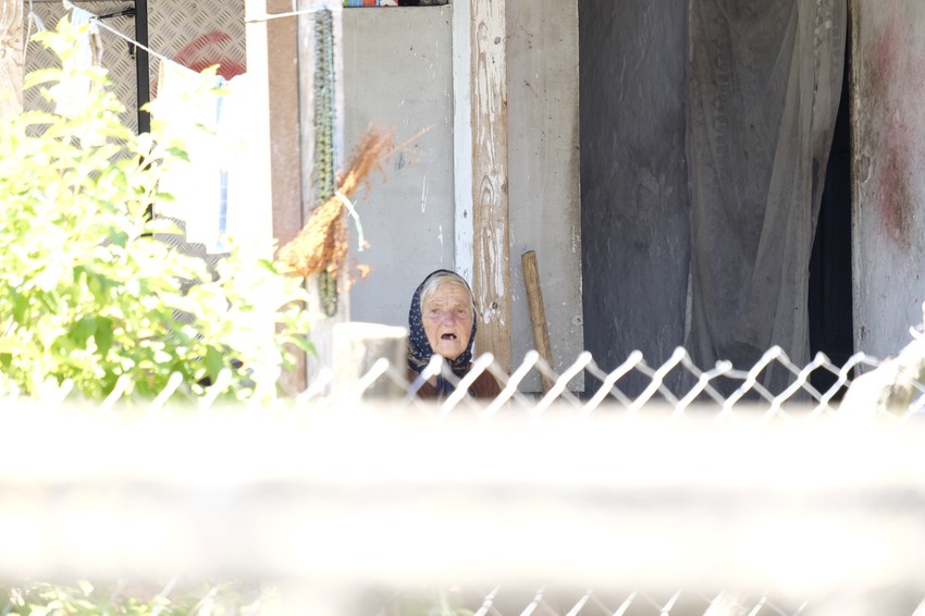 Ubicina baba u dvorištu njihove kuće jauče zbog unuka