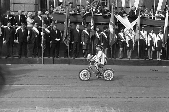 Góralik na pochodzie 1 majowym. Kraków 1969 r.