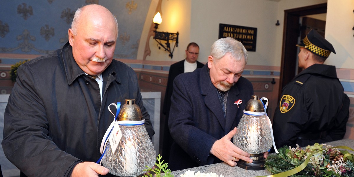 Prezydent zapalił znicz na grobie Miłosza