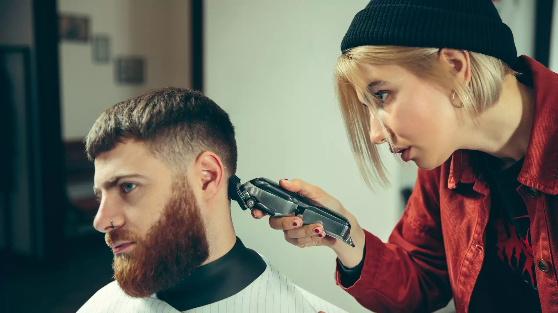Domowy salon fryzjerski - dzięki tym maszynkom do włosów sam ogarniesz swoją fryzurę