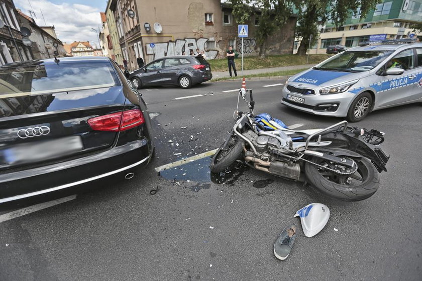 Koszmarny na drodze. Motocyklista przeleciał przez audi