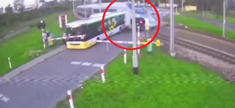 Wjechał autobusem pod pędzący pociąg Pendolino. Wyciekło dramatyczne wideo z Modlina