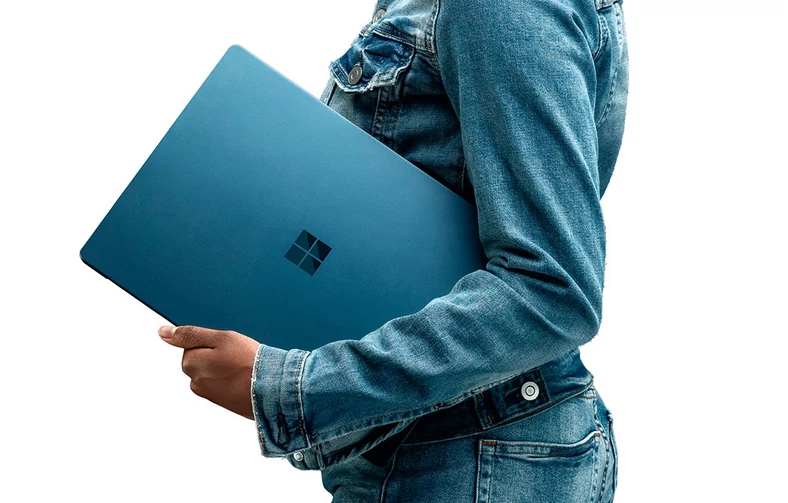 Surface Laptop 2 z wagą 1244 gramy jest przyjemnie lekki i można go z powodzeniem trzymać jedną ręką.