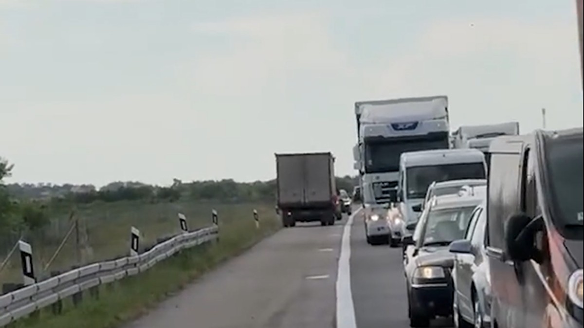 Zbog zapaljenog kamiona i obustavljenog saobraćaja, vozači voze u kontra smeru