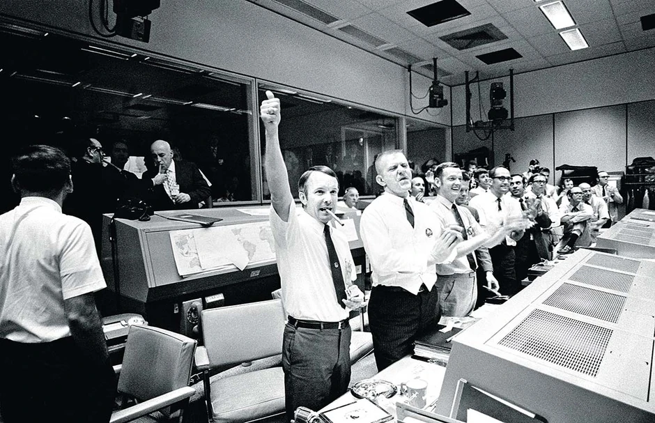 Slavlje na zemlji u komandnom centru nakon bezbednog sletanja