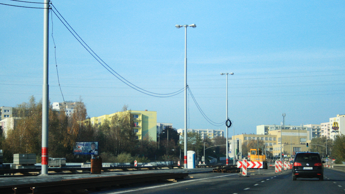 Ponad 55 proc. prac budowalnych ma za sobą wykonawca linii tramwajowej w gdańskiej dzielnicy Piecki Migowo. Pierwsi pasażerowie tramwajem przez Morenę przejadą się jesienią 2015 roku.