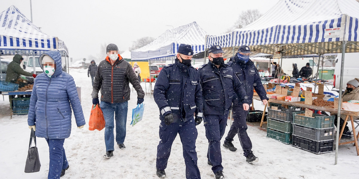 Policjanci na rynku na gdańskim Przymorzu. 