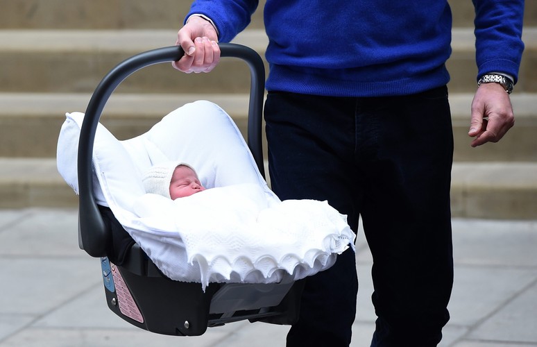 MAŁA BRYTYJSKA KSIĘŻNICZKA WYSZŁA ZE SZPITALA