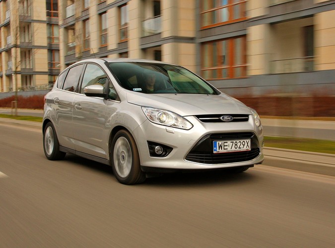 Z czym wam się kojarzą kompaktowe minivany, bo nam z nadmuchanymi autami segmentu C, które są mniej poręczne w mieście i wolniejsze na zakrętach. Po przejażdżce najnowszym fordem c-max diametralnie zmieniamy naszą opinię...