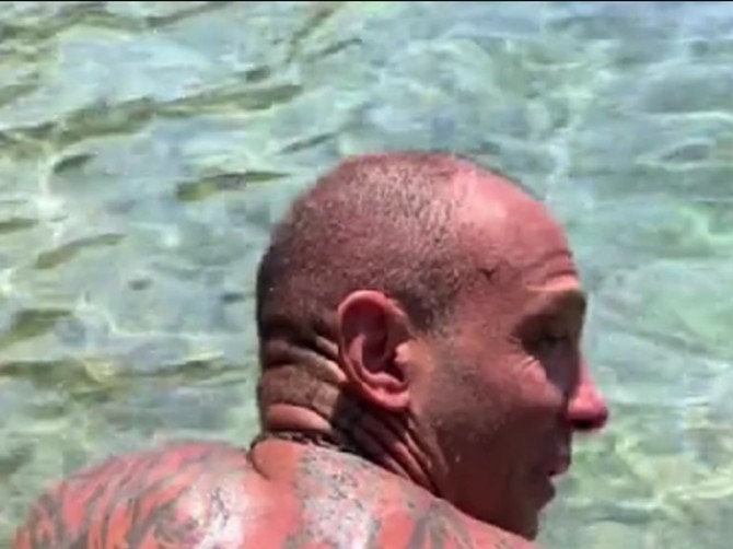 Bio sam na plaži u Grčkoj, a kad sam izašao iz mora sa ovim na leđima ljudi su bežali od mene
